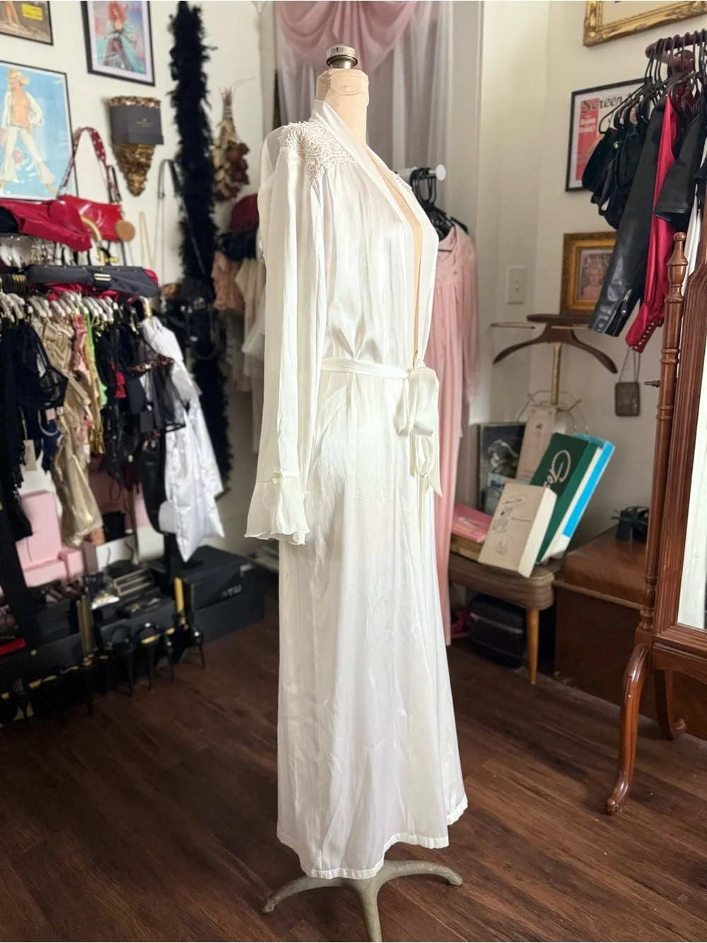 2010’s Elegant White Lace-Trim Long Robe with Tie Belt